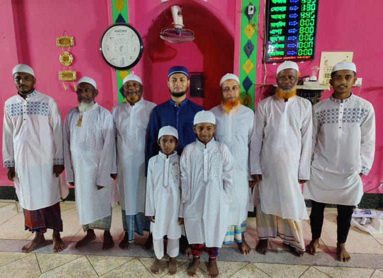 ৪০ দিন ফজর নামাজ জামাতে পড়ে উপহার পেলেন ১০ মুসল্লী