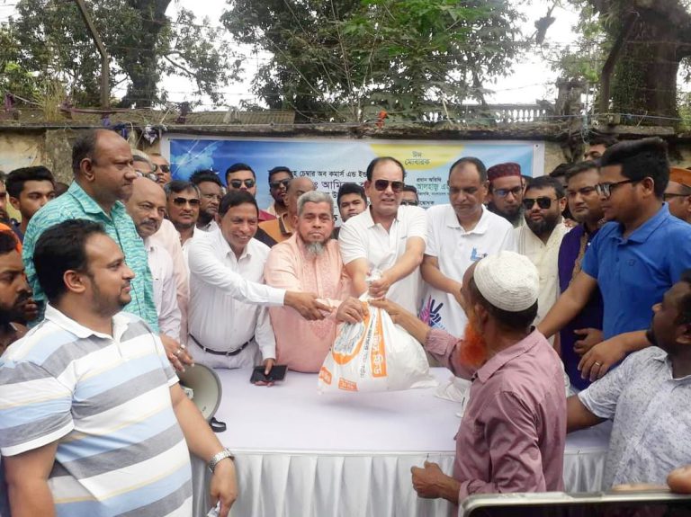 ঈদ সামগ্রী বিতরণ করলেন সিআইপি শামীম