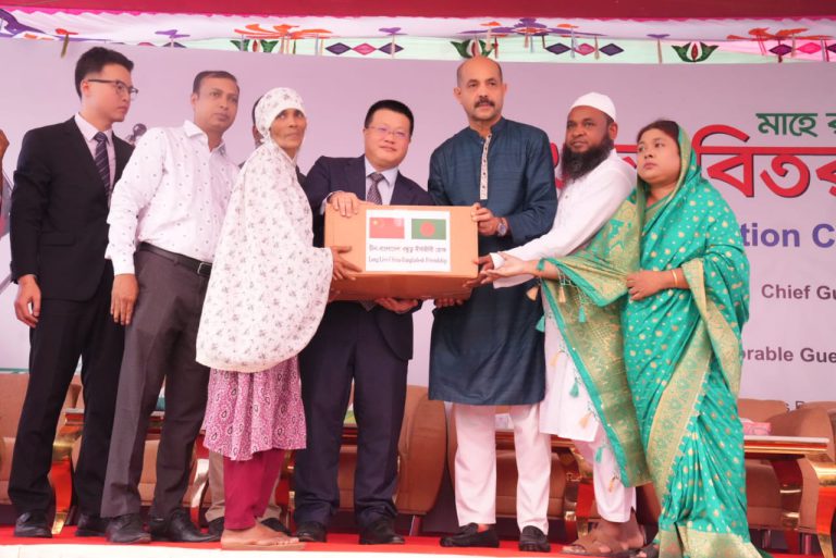 ভাসানটেক বস্তির ১ হাজার পরিবারের মাঝে মেয়রের খাদ্য সামগ্রী বিতরণ