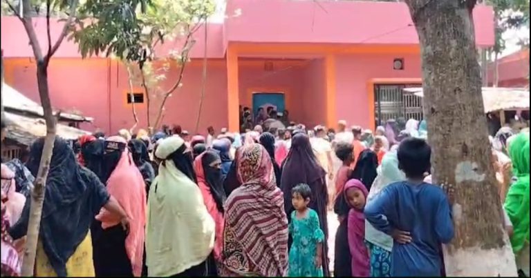চাঁদপুরে দুই শিশুকন্যা ও মায়ের ঝুলন্ত মরদেহ উদ্ধার