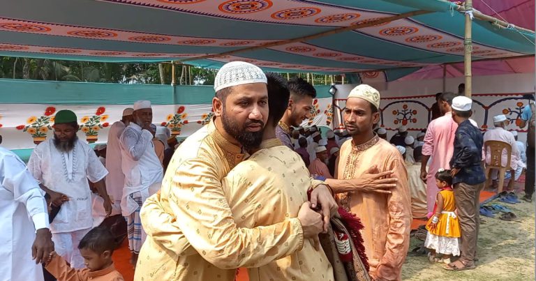সৌদির সঙ্গে মিল রেখে দেশের বিভিন্ন স্থানে ঈদ উদযাপন