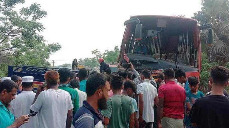 ফরিদপুরে বাস-পিকআপ সংঘর্ষে নিহত বেড়ে ১৩
