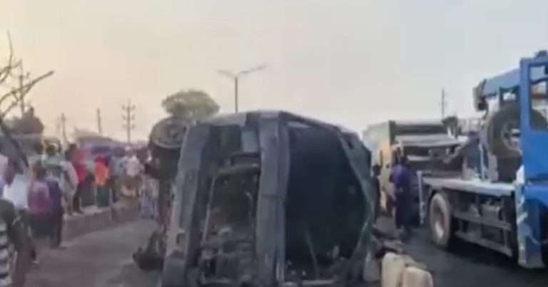 সাভারে তেলের ট্যাংকার উল্টে ৫ গাড়িতে আগুন, নিহত ১