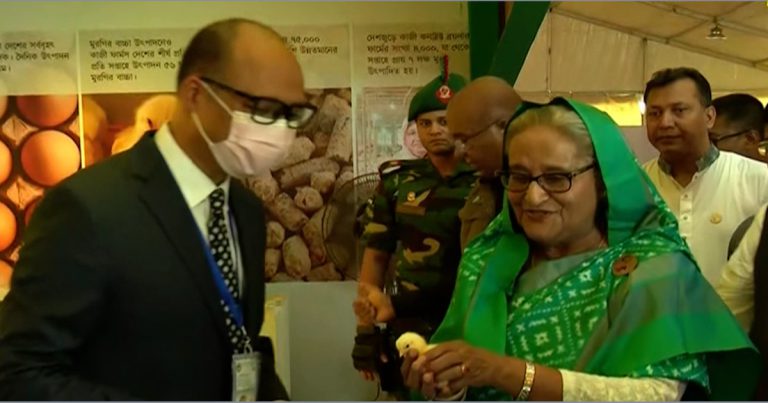 প্রধানমন্ত্রীকে মুরগির বাচ্চা উপহার দিলেন কাজী ফার্মসের পরিচালক