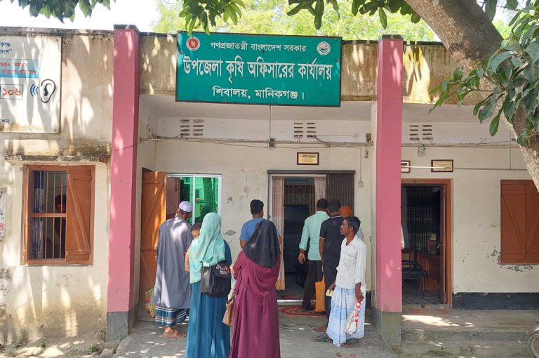 কৃষি অফিস থেকে বের করে দেওয়া হলো কৃষককে