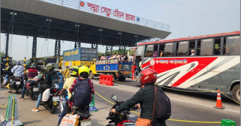 পদ্মা সেতুর টোল প্লাজায় তীব্র যানজট