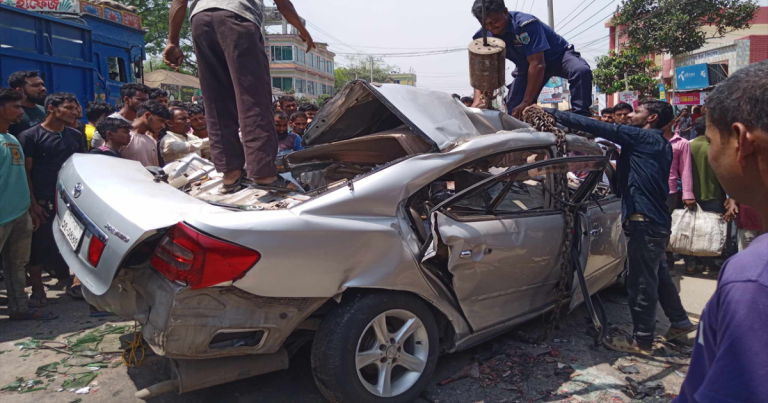 বগুড়ায় বাস-প্রাইভেটকার মুখোমুখি সংঘর্ষ, নিহত ৩