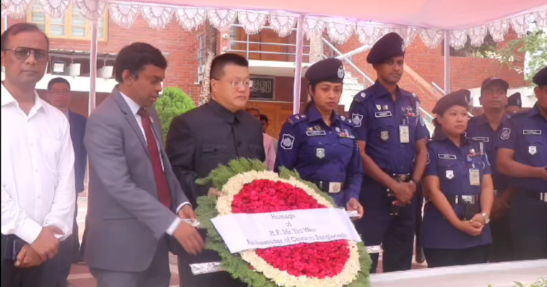 টুঙ্গিপাড়ায় বঙ্গবন্ধুর সমাধিতে চীনা রাষ্ট্রদূতের শ্রদ্ধা