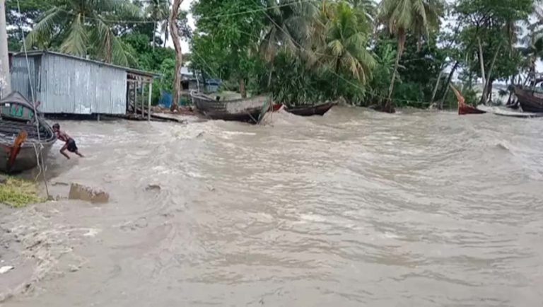 ঝালকাঠিতে পানিবন্দি অর্ধলাখ মানুষ