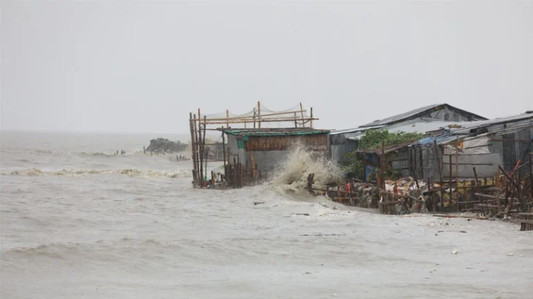 উপকূল অতিক্রম করেছে ঘূর্ণিঝড় ‘রিমাল’