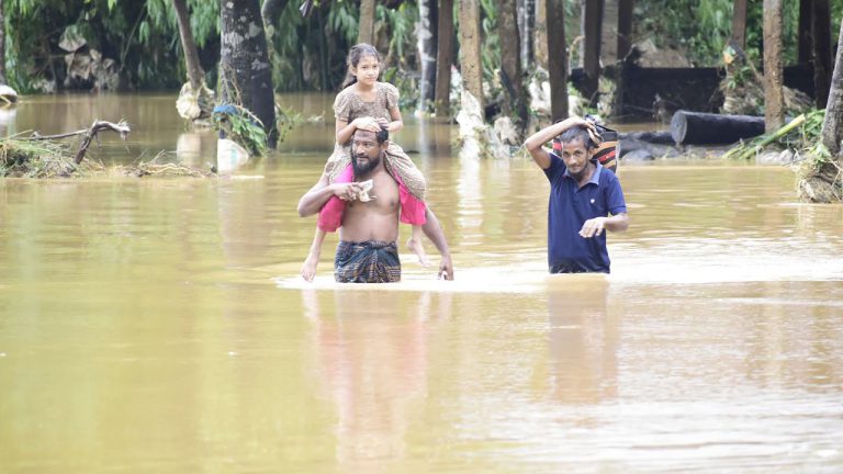 সিলেটে ৫ উপজেলায় আকস্মিক বন্যা, পানিবন্দি ৪ লাখ মানুষ