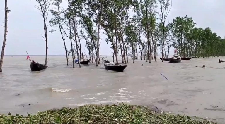 বাগেরহাটে শুরু বৃষ্টিপাত, প্রস্তুত ৩৫৯টি আশ্রয় কেন্দ্রে