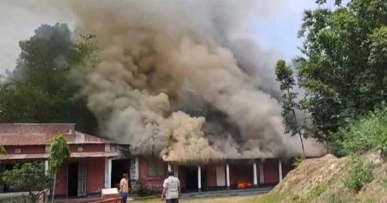 লালমনিরহাটে ক্লাস চলাকালীন বিদ্যালয়ে আগুন