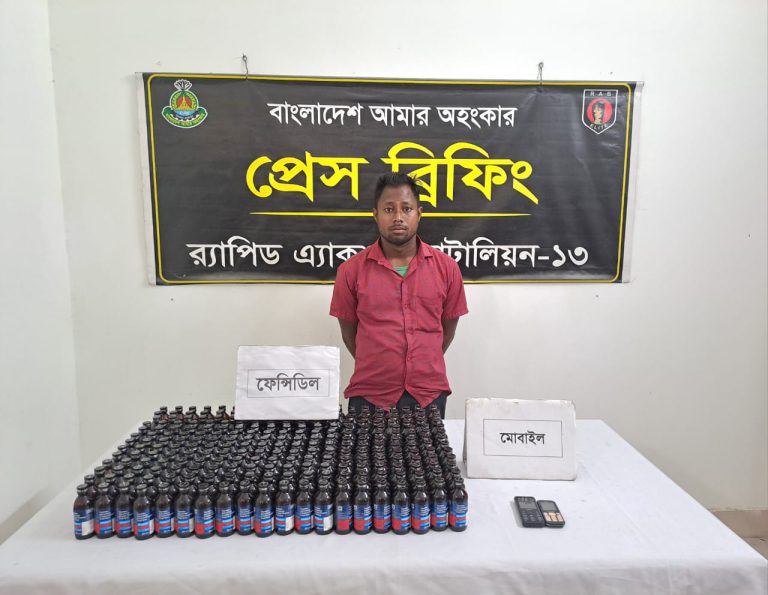 লালমনিরহাটে ২৫৮ বোতল ফেন্সিডিলসহ মাদক ব্যাবসায়ী আটক