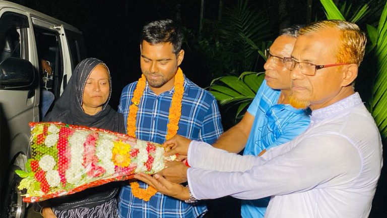 ঘুম থেকে উঠে দেখতাম অস্ত্র তাক করা: নাবিক রাজু