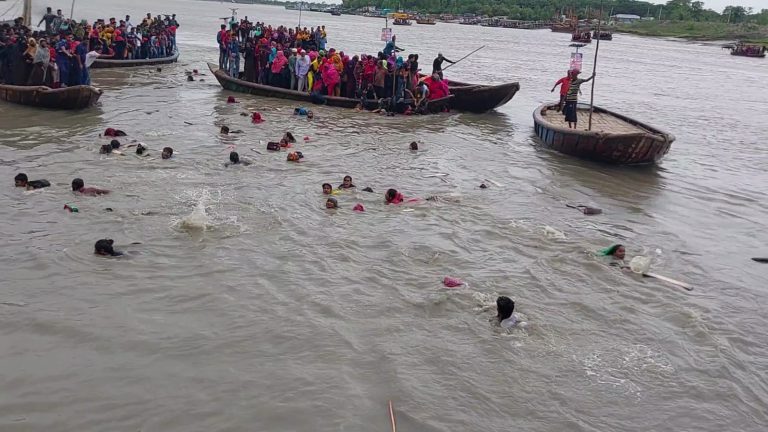 মোংলায় যাত্রীবাহী ট্রলার ডুবি