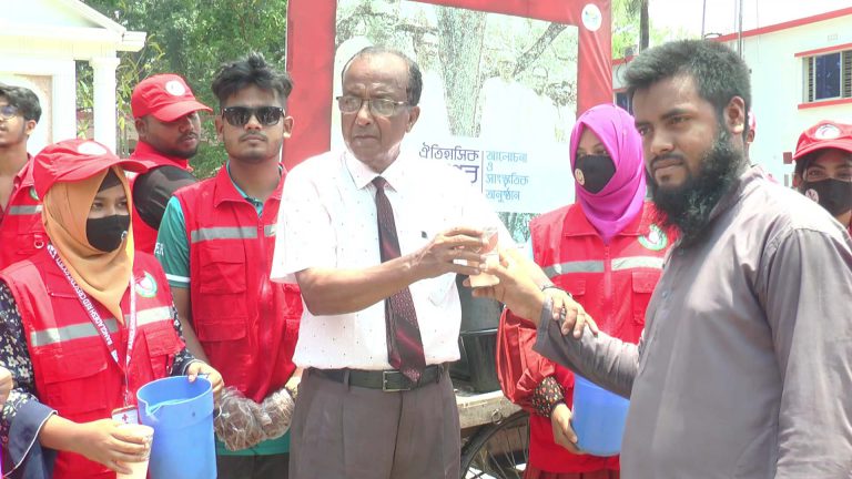 মেহেরপুর রেড ক্রিসেন্ট ইউনিটের উদ্যোগে শরবত বিতরণ