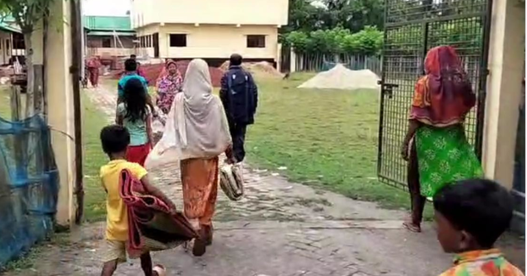 ঘূর্ণিঝড় রেমাল: বাগেরহাটে আশ্রয় কেন্দ্রে ছুটছে মানুষ