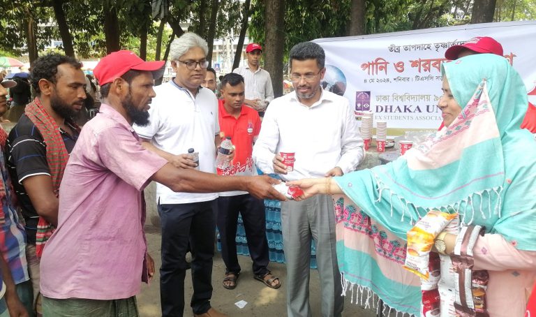 ঢাবির ৯০-৯১ ব্যাচের উদ্যোগে বিশুদ্ধ পানি বিতরণ