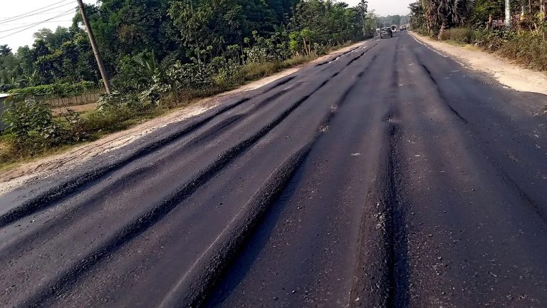 রেললাইন নয়, ঝিনাইদহ-যশোর মহাসড়কের চিত্র!