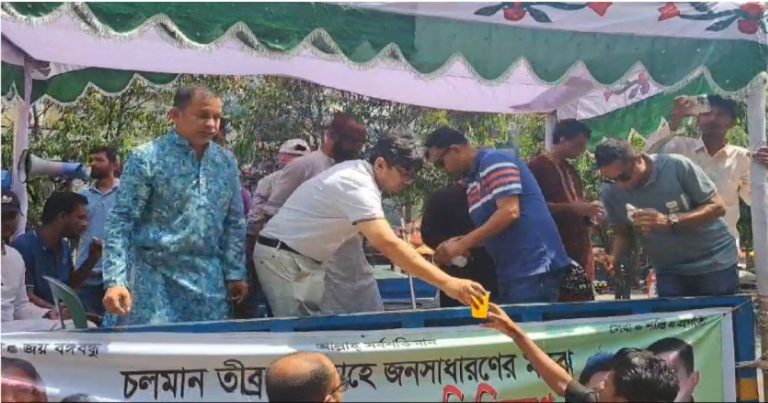 পথচারীদের মাঝে স্বেচ্ছাসেবক লীগের খাবার পানি ও স্যালাইন বিতরণ