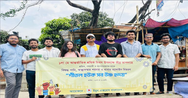 শ্রমজীবী মানুষের মাঝে খাবার পানি ও স্যালাইন বিতরণ