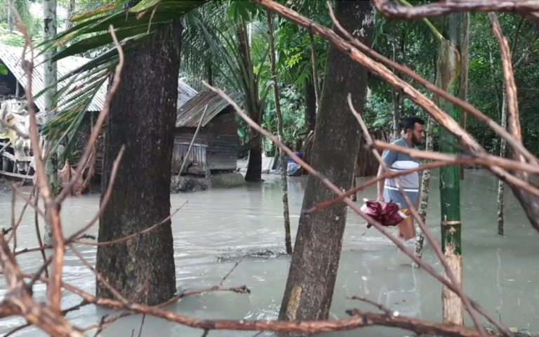 বরগুনায় ১০ নম্বর মহাবিপদ সংকেত; বেশ কিছু গ্রাম তলিয়েছে