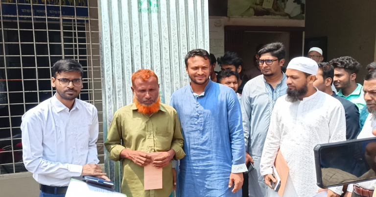 মাগুরায় সরকারি অনুদান তুলে দিলেন সাকিব
