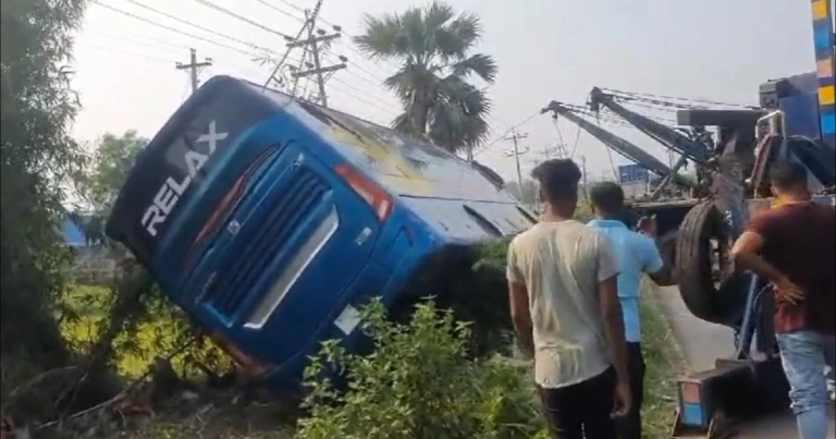 কুমিল্লায় নিয়ন্ত্রণ হারিয়ে যাত্রীবাহী বাস খাদে, নিহত ৫
