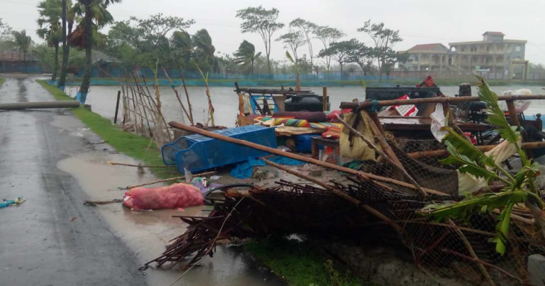 ঘূর্ণিঝড়ের তাণ্ডবে বাগেরহাটে ৪৫ হাজার ঘরবাড়ি বিধ্বস্ত