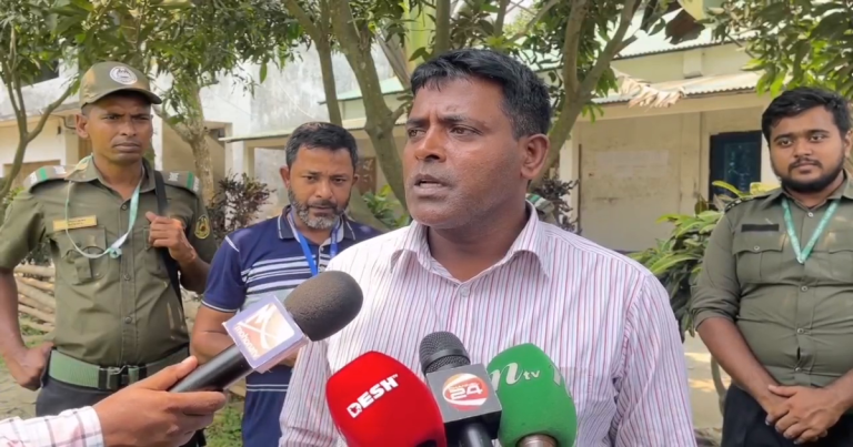নরসিংদীতে শিল্পমন্ত্রীর ভাইয়ের পক্ষে জাল ভোট প্রয়োগ, এজেন্টকে মারধর