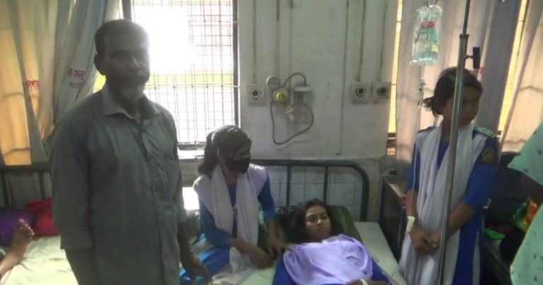 নাটোরে গরমে শ্রেণিকক্ষে অসুস্থ স্কুল ছাত্রী