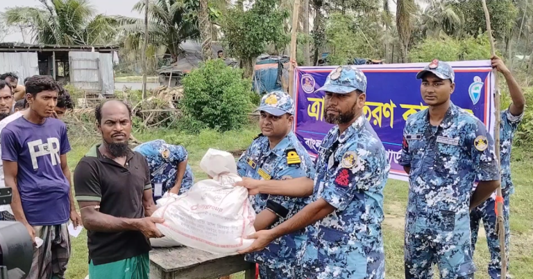 ঘূূর্ণিঝড়ে ক্ষতিগ্রস্ত মানুষের মাঝে কোস্ট গার্ডের সহায়তা