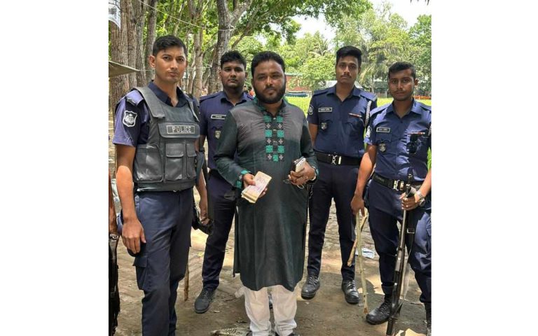 ভোটকেন্দ্রে ৯৪ হাজার টাকাসহ ইউপি চেয়ারম্যান আটক