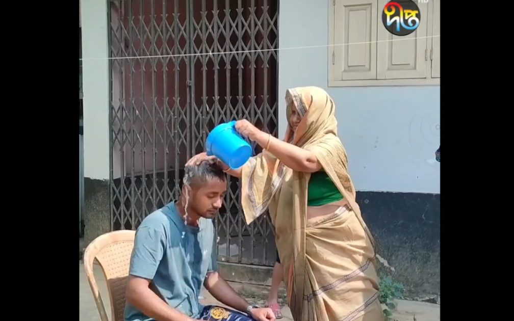 দুধ দিয়ে গোসল করিয়ে ঘরে তুলেন নাবিক সাব্বিরকে