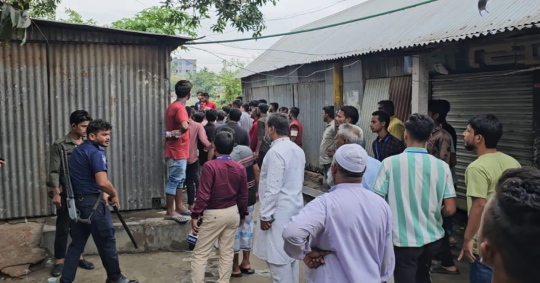 মুন্সিগঞ্জে ভোটকেন্দ্রে পুলিশকে মারধর, ছবি তোলায় সাংবাদিকের ওপর হামলা