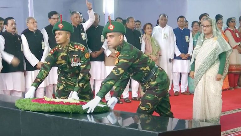 ধানমন্ডিতে জাতির পিতার প্রতিকৃতিতে শেখ হাসিনার শ্রদ্ধা