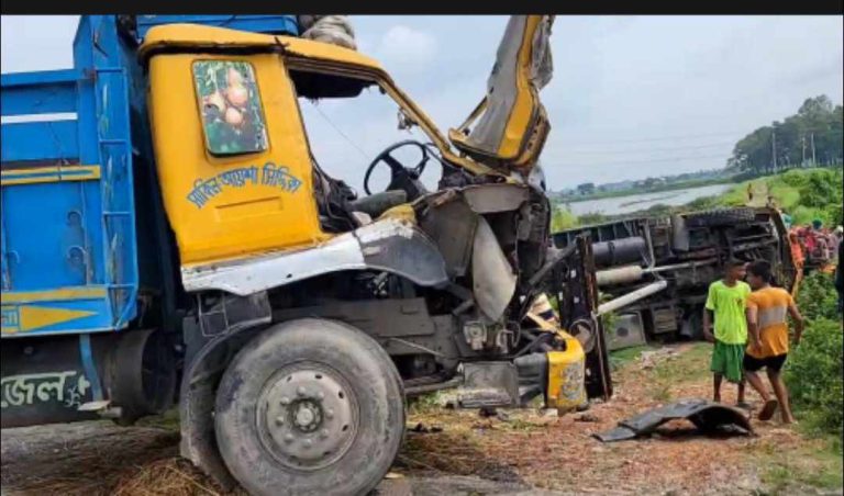 কুমিল্লায় কাভার্ডভ্যানের সাথে গরুবাহী ট্রাকের সংঘর্ষ, নিহত ২