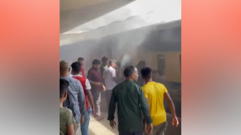 কমলাপুরে চট্টলা এক্সপ্রেস ট্রেনে আগুন