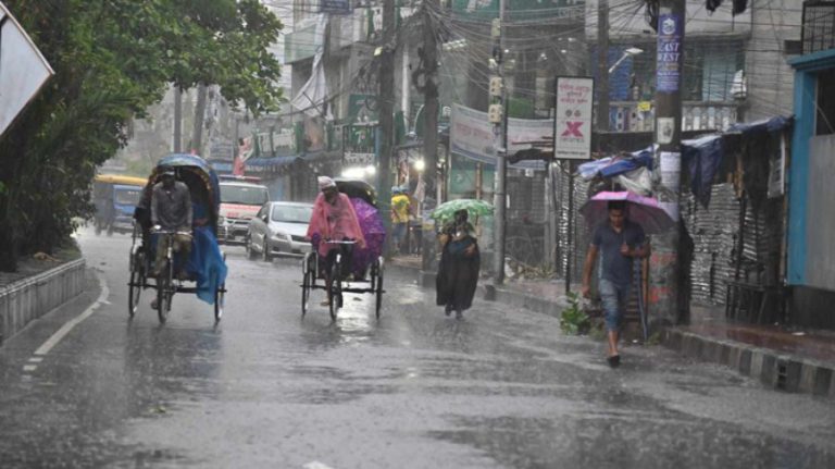 ভ্যাপসা গরমের পর রাজধানীতে স্বস্তির বৃষ্টি