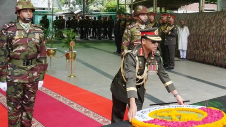 বঙ্গবন্ধুর প্রতিকৃতিতে সেনাপ্রধানের শ্রদ্ধা