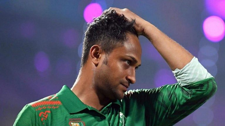 বিশ্বকাপের মাঝেই দুঃসংবাদ পেলেন সাকিব