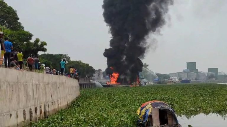 নারায়ণগঞ্জে তেলবাহী ট্রলারে ভয়াবহ আগুন