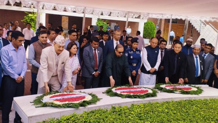 টুঙ্গিপাড়ায় বঙ্গবন্ধুর সমাধিতে ৩ দেশের বিচারপতির শ্রদ্ধা