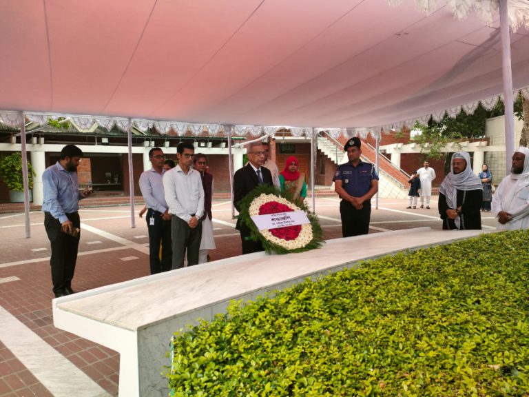 টুঙ্গিপাড়ায় বঙ্গবন্ধুর সমাধিতে প্রধানমন্ত্রীর নবনিযুক্ত প্রেস সচিবের শ্রদ্ধা