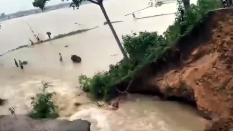 হবিগঞ্জে খোয়াই নদীর বাঁধে ভাঙন