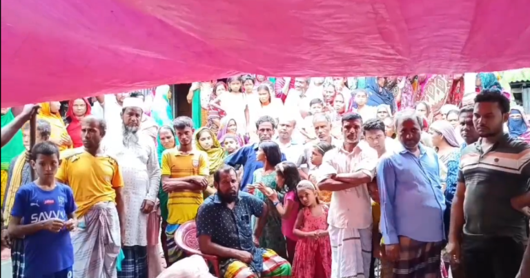 সাপের কামড়ে নিহত যুবককে বাঁচিয়ে তোলার চেষ্টা