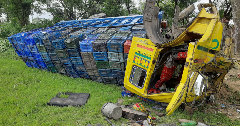 সিরাজগঞ্জে ট্রাক নিয়ন্ত্রণ হারিয়ে গাছে ধাক্কা, হেলপার নিহত