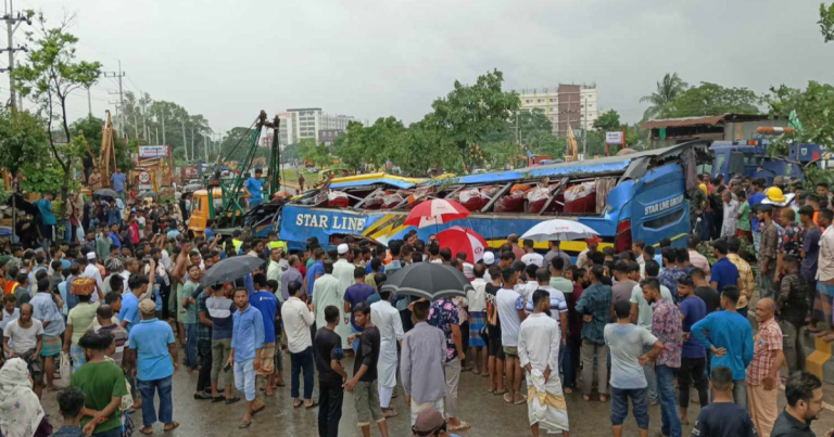 সীতাকুণ্ডে নিয়ন্ত্রণ হারিয়ে বাস খাদে, নিহত ১