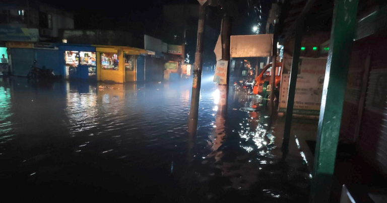 সামান্য বৃষ্টিতে ডুবলো ঠাকুরগাঁও শহর